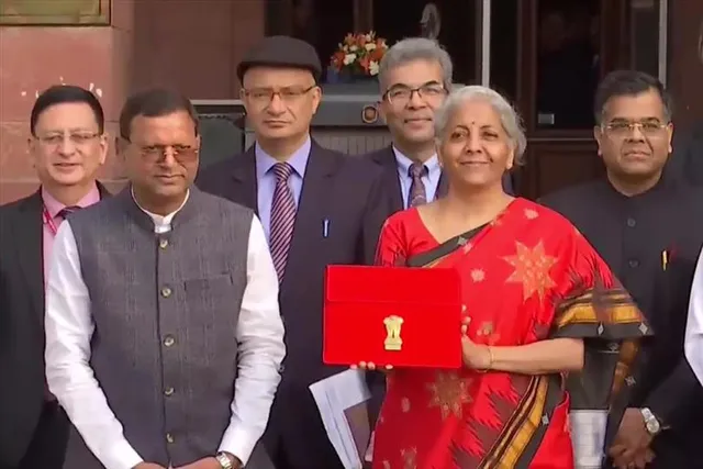 বাজেট অধিবেশনের আগে রাষ্ট্রপতির সঙ্গে দেখা করলেন কেন্দ্রীয় অর্থমন্ত্রী