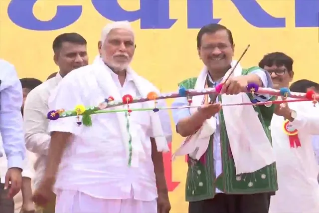 গুজরাটবাসীর মন পেতে মরিয়া কেজরিওয়াল