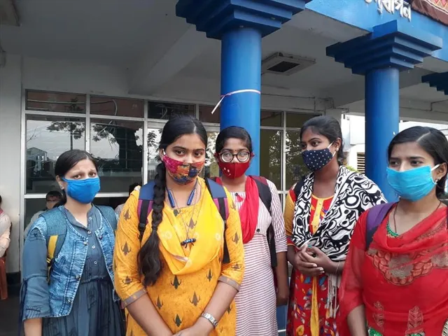 হ্যালো MLA তে ফোন করে সুরাহা কলেজ ছাত্র ছাত্রীদের