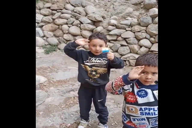 জাতীয় সঙ্গীত গেয়ে নেটিজেনদের মনে জায়গা করে নিল দুই কাশ্মীরি খুদে