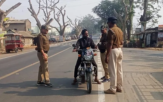 হেলমেটহীন বাইকচালককে আটকানোয় হামলার শিকার ট্রাফিক সার্জেন্ট ও এসআই