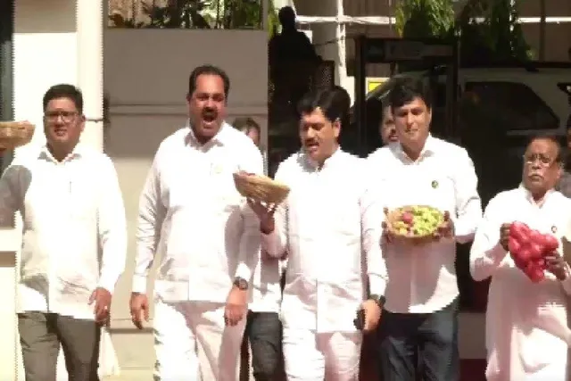 বিধান ভবনে পেঁয়াজ হাতে বিক্ষোভ বিরোধীদের, দেখুন ভিডিও-