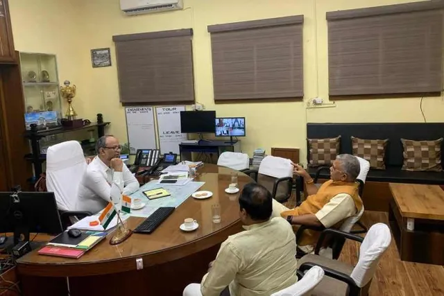 খড়গপুরের ডিআরএম-এর সঙ্গে সাক্ষাৎ করলেন দিলীপ ঘোষ