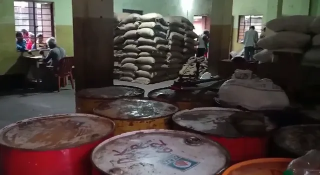 রানীগঞ্জে পুকুর ভরাট ও কমিউনিটি হলে রেশন দোকান চালানোর অভিযোগে ডেপুটেশন