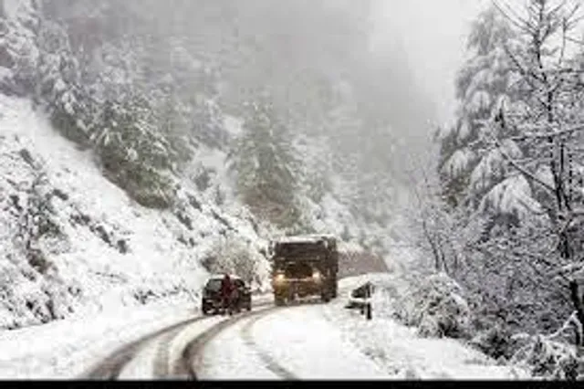 সাদা চাদরে ঢাকল উপত্যকা