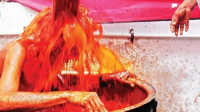 ১০৮ কেজি লঙ্কার গুঁড়োয় স্নান করলেন পুরোহিত