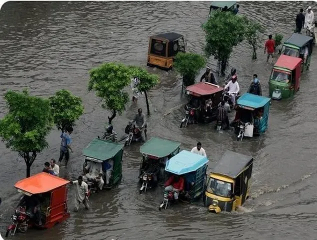 পাকিস্তানে মুষলধারে বৃষ্টির কারণে নাগরিকদের দুর্দশা অব্যাহত রয়েছে