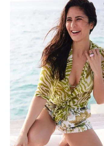 হানিমুনের ছবি শেয়ার করলেন ক্যাট