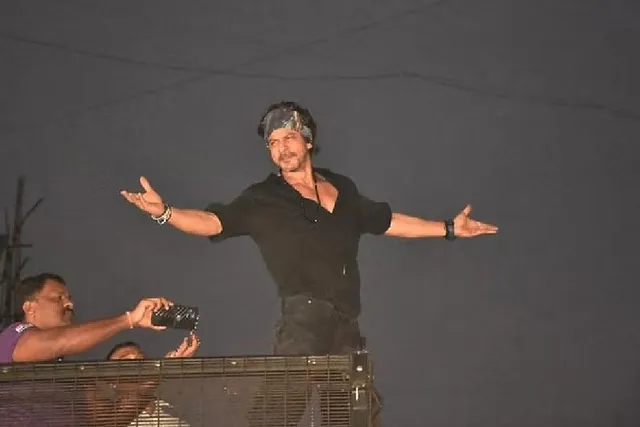 ‘পাঠান’ ৪০০ কোটির অঙ্ক পেরোতেই মন্নতের ছাদে শাহরুখ