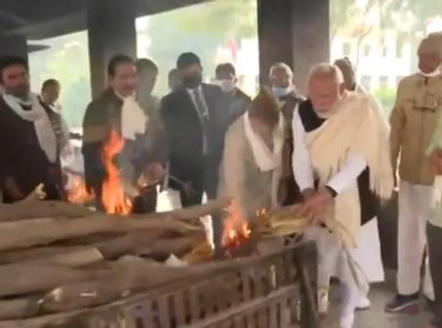অন্তিম শয্যায় শায়িত হীরাবেন মোদি, দেখুন ভিডিও