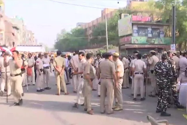 ভাঙা হবে অবৈধ নির্মাণ, জাহাঙ্গীরপুরিতে মোতায়েন বিপুল পুলিশ বাহিনী