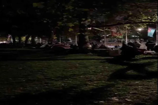 রানীকে শেষ শ্রদ্ধা জানাতে সারা রাত খোলা আকাশের নীচে ভক্তরা- দেখুন ভিডিও