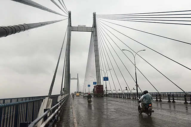 দ্বিতীয় হুগলি সেতু থেকে নীচে ফোর্ট উইলিয়ামের ক্যাম্পাসে পড়ল ট্যাঙ্কার