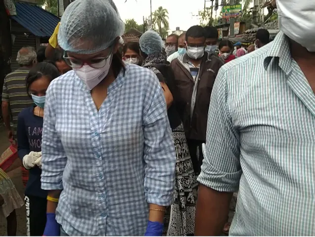 ঘূর্ণিঝড় বিধ্বস্ত মানুষের পাশে দাঁড়ালেন সঙ্গীতশিল্পী ইমন