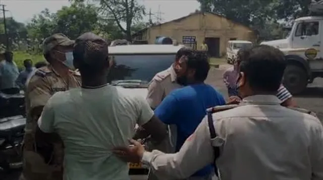 ইসিএলের আধিকারিকদের একাধিক গাড়ি ভাঙচুর স্থানীয়দের