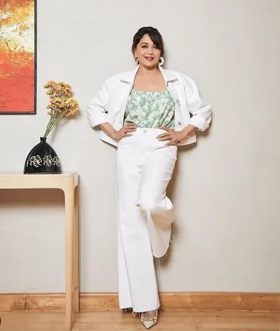 কাঁচা বাদামে কোমর দোলালেন মাধুরী দেখুন সেই ভাইরাল ভিডিও