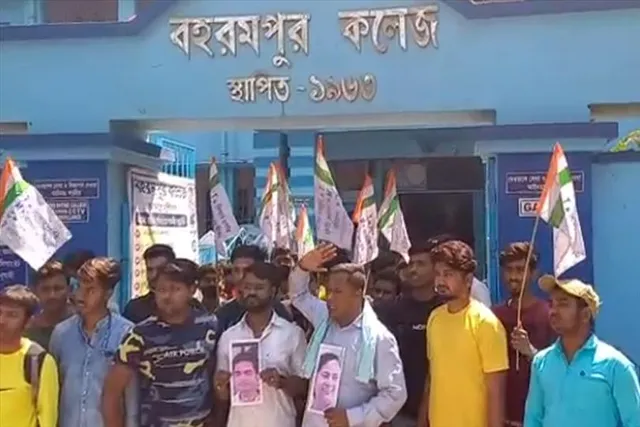 কলেজ গেটে তৃণমূলের অবস্থান বিক্ষোভ