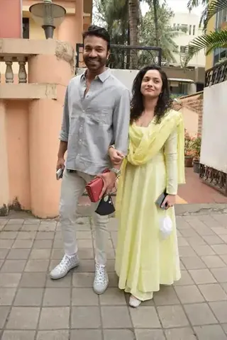 কার্ড বিতরণে ব্যস্ত  অঙ্কিতা-ভিকি