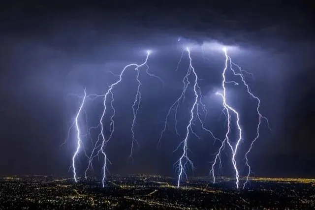 বজ্রপাতে ১০ জনের মৃত্যু হল