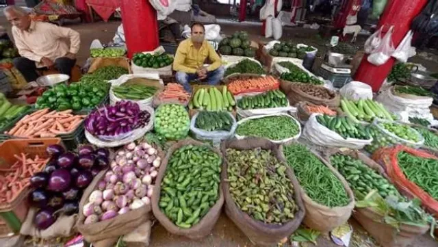 হাওয়ায় হিমেল পরশ, কিন্তু বাজার গেলেই লাগছে ছ্যাঁকা