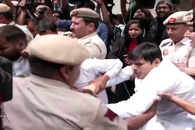 রাহুল গান্ধীর বাসভবনে দিল্লি পুলিশ: বিক্ষোভে উত্তাল পরিস্থিতি