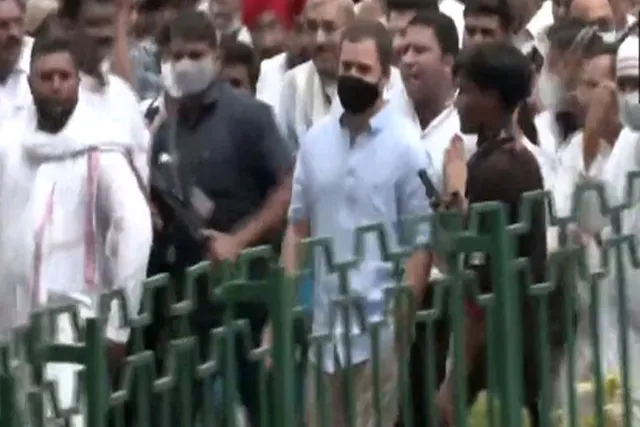 কংগ্রেস দফতর থেকে পায়ে হেঁটে ইডির দফতরে রওনা হলেন রাহুল