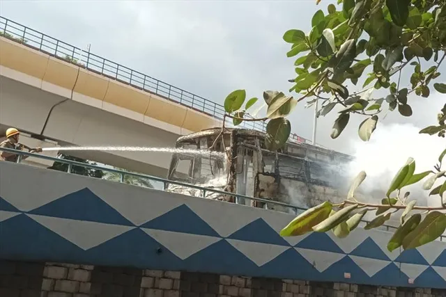 তারাতলায় অগ্নিকাণ্ডের কবলে স্কুল বাস