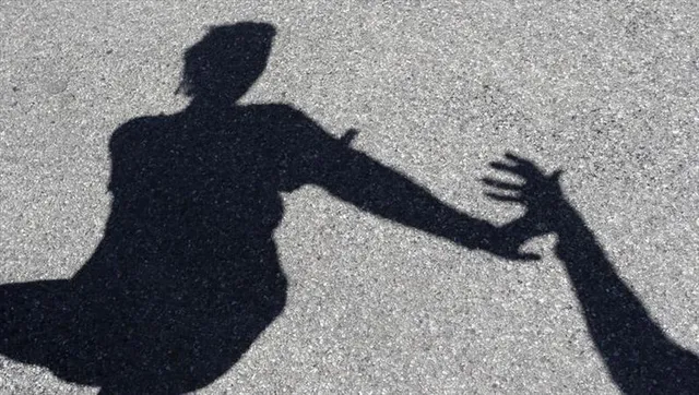 স্ত্রীকে খুঁটির সঙ্গে বেঁধে প্রকাশ্যে মারধর স্বামীর, আগ্রার ঘটনায় চাঞ্চল্য