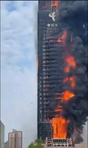 চিনের বহুতলে ভয়াবহ অগ্নিকাণ্ড, আকাশছোঁয়া আগুনের ভিডিও ভাইরাল