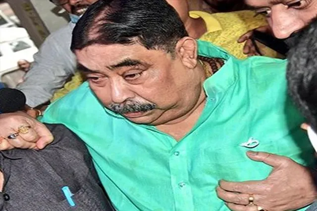 মুড়ি আর অক্সিজেন সিলিন্ডার নিয়ে হাজির অনুব্রতর অনুগামীরা