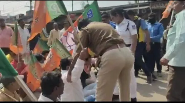 আন্ডালের উখরায় পথ অবরোধ বিজেপির