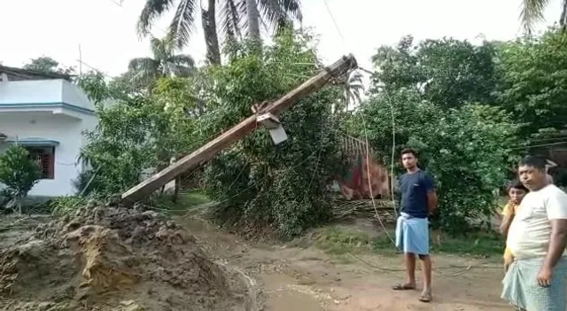 ২ মিনিটের ঘূর্ণিঝড়ে লণ্ডভণ্ড পাঁশকুড়ার পাতন্দা গ্রাম