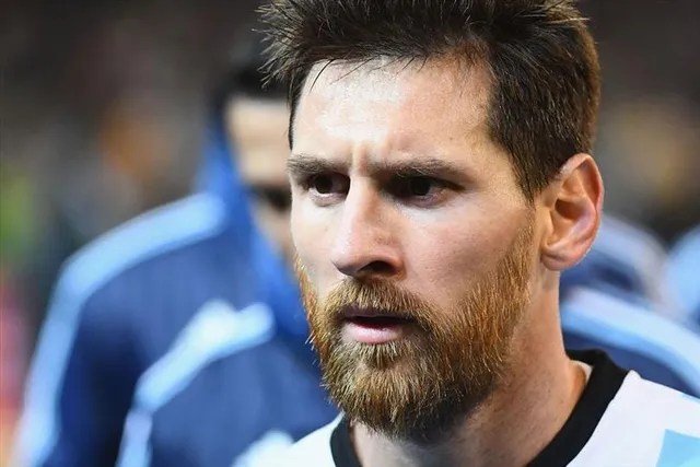 অল্পের জন্য রেহাই পেলেন লিও মেসি