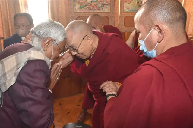 বৌদ্ধ ধর্মগুরু দলাই লামার সঙ্গে দেখা করলেন মুখ্যমন্ত্রী