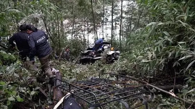 ৫০০ ফুট গভীর খাদে পড়ল গাড়ি, নিহত ৫
