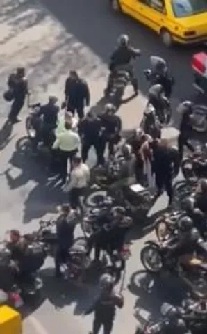 ইরানে বিক্ষোভকারী নারীর সঙ্গে পুলিশের অশালীন আচরণ