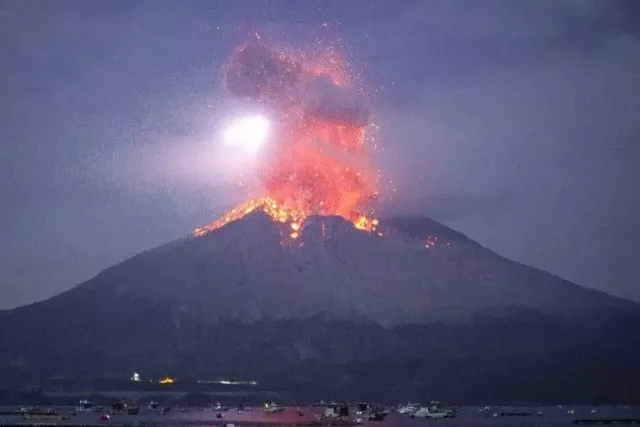 জেগে উঠেছে আগ্নেয়গিরি, সরিয়ে নিয়ে যাওয়া হচ্ছে স্থানীয়দের