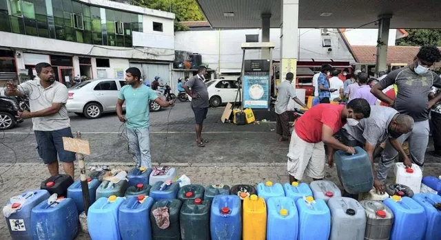 একটি ডিম ৩০ টাকা, শ্রীলঙ্কার চাঁদ এখন সত্যি ঝলসানো রুটি