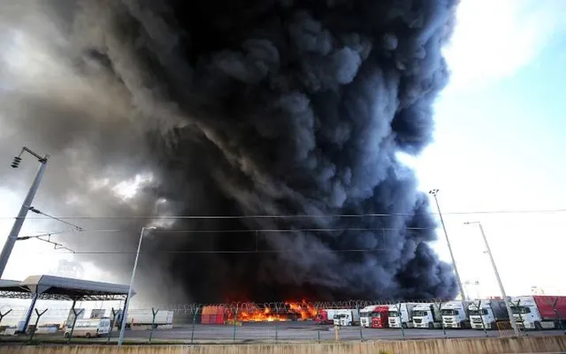 ভূমিকম্পে ক্ষয়ক্ষতি ও অগ্নিকাণ্ডের পর তুরস্কের ইস্কেন্দেরুন বন্দর বন্ধ