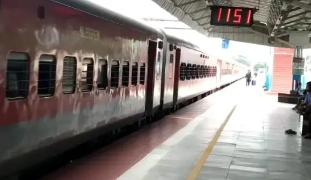 চলন্ত ট্রেনের জানালা দিয়ে পড়ে গেল চার বছরের শিশু