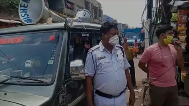 রাত কারফিউ নিয়ে সচেতন করতে পুলিশের মাইকিং