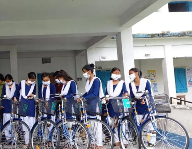 জলপাইগুড়ির মেটেলিতে পড়ুয়াদের সবুজসাথীর সাইকেল দেওয়া হল