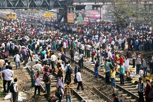 দেরিতে চলছে লোকাল ট্রেন, অভিনব প্রতিবাদ যাত্রীদের