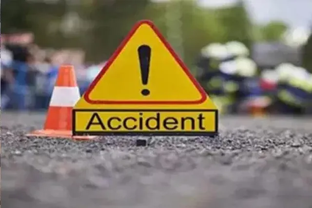 চলন্ত গাড়ির ওপর উঠে গেল মিলিটারি ট্রাঙ্ক, দেখুন ভিডিও