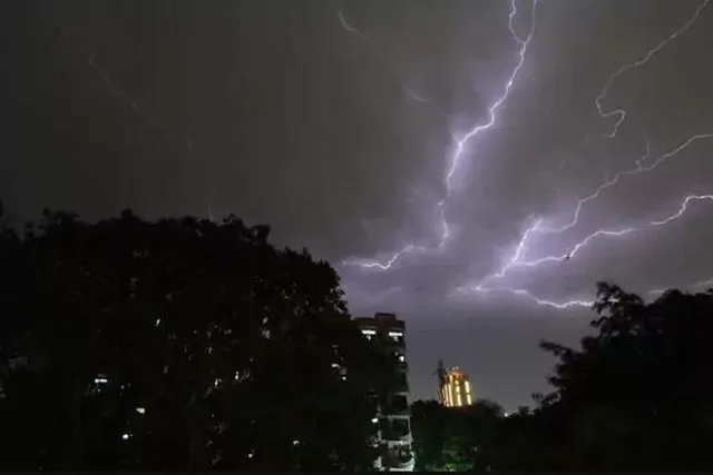 রাতেও বৃষ্টির সম্ভাবনা