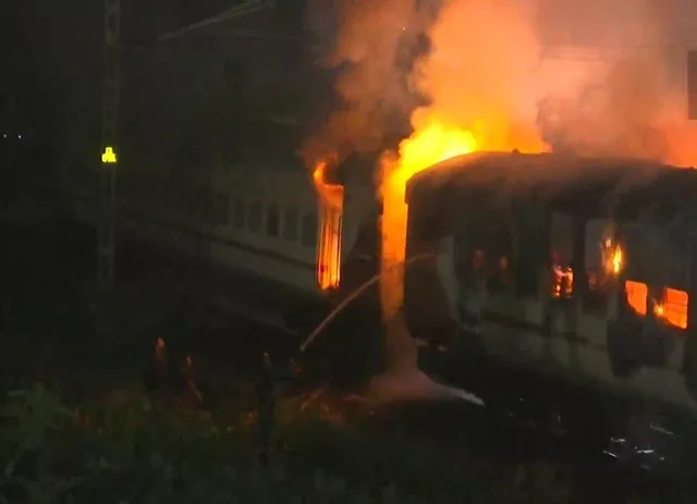 গুয়াহাটিতে ট্রেনের দুটি খালি বগিতে আগুন