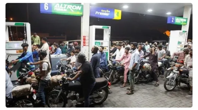 শ্রীলঙ্কায় জ্বালানি সংকটে ডাক্তার এবং অন্যান্য চিকিৎসা কর্মীরা রাস্তায় নামল