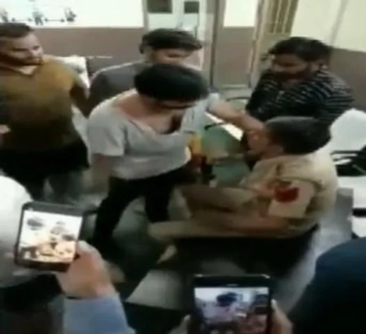 পুলিশকে মারধর জনতার, ফুটেজ ভাইরাল হতেই পদক্ষেপ