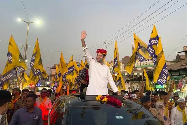 রোড শো থেকে পরিবার পিছু ৩০,০০০ টাকা দেওয়ার প্রতিশ্রুতি রাঘব চাড্ডার