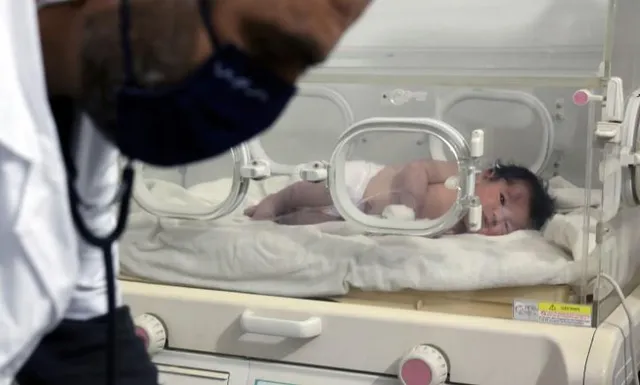 সিরিয়ায় ধ্বংসস্তূপ থেকে নবজাতক শিশু উদ্ধার